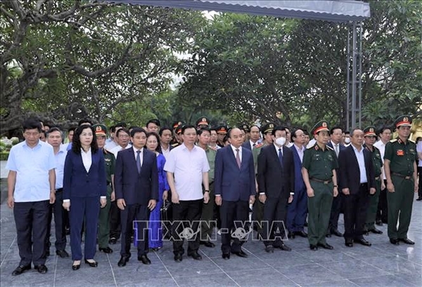 Chủ tịch nước Nguyễn Xuân Phúc dâng hương tại Nghĩa trang Liệt sĩ Quốc gia A1, tặng quà cựu chiến binh Điện Biên Phủ